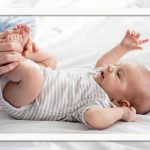 آیا می توان به نوزادان برای رفع تشنگی آب یا آب جوش داد؟