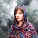 ظاهر متفاوت شیرین تاسیان با روسری گلدار در واقعیت / زیباییش مثل تابلوی نقاشیه!