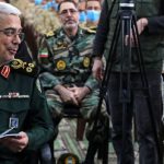 عکس/ سفر در زمان؛ «سرلشکر باقری و سردار حاجی زاده» در کنار موشک خیبرشکن/ سال 1403