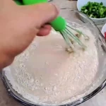 فیلم طرز تهیه نون پیتزایی حرفه‌ای با سوسیس و پنیر پیتزا