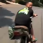 نگاه به عقب، سقوط به جلو / پسر موتورسوار داخل جوی آب افتاد + فیلم