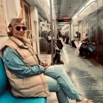 عکس / شکار عشق اول نقی معمولی در متروی تهران / به قول بهتاش دختر محمود نقاش تیپ میزنه چپ و راست …